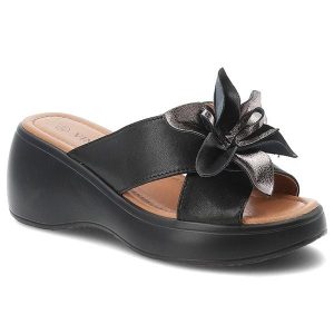 Klapki damskie Vinceza, cholewka ze skóry naturalnej wsuwany fason z ozdobną kokardą, czarne, 41511. Czarne klapki VINCEZA, bez wzorów, ze skóry, bez obcasa, na koturnie. Za 159,00 zł.