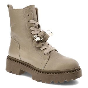 Beżowe Botki Karino Skórzane Eleganckie Buty Damskie. Brązowe botki Karino, z aplikacjami, bez obcasa, bez zapięcia. Za 459,00 zł.