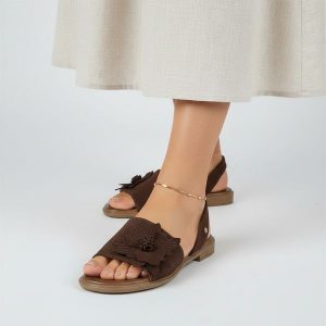 Sandały damskie Armodo, cholewka ze skóry naturalnej zamszowej odkryta konstrukcja z szerokim pasem ozdobnym motywem kwiatowym stabilna niska podeszw. Brązowe sandały Armodo, bez wzorów, ze skóry, bez obcasa, bez zapięcia. Za 329,00 zł.