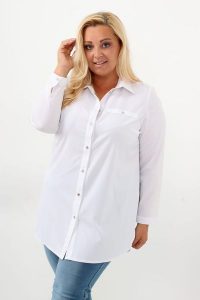 Elegancka biała długa zapinana na guziki koszula PLUS SIZE XXL. Białe koszule Nasi partnerzy, plus size, bez wzorów, z poliesteru, bez kołnierzyka, plus size, bez ramiączek. Za 199,90 zł.