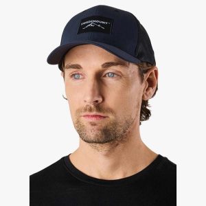 Czapka z daszkiem hiking unisex Swedemount Lofoten Trucker Cap II. Niebieskie czapki SWEDEMOUNT, bez wzorów, z materiału. Za 79,99 zł.