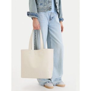 Torebka Guess Jeans. Białe shopper bag Guess Jeans, z aplikacjami, z jeansu, bez dodatków. Za 249,99 zł.