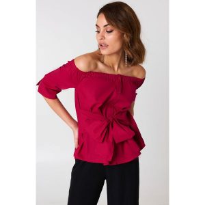 Boohoo Koszula z odkrytymi ramionami i wiązaniem - Red. Koszule marki Boohoo. W wyprzedaży za 30,28 zł.