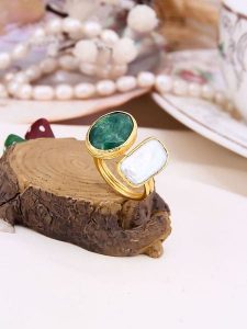 L'Atelier de Gaia Pozłacany pierścionek z perłą i agatem rozmiar: onesize. Białe pierścionki L'Atelier de Gaia, z agatem, pozłacane. Za 39,99 zł.