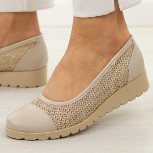 Beżowe półbuty damskie M.Daszyński 1628-25. Brązowe półbuty M.Daszyński, na jesień, bez wzorów, z jeansu, bez obcasa, na koturnie, bez zapięcia. Za 179,00 zł.