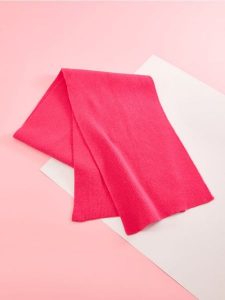 Szalik - różowy. Czerwone szaliki Sinsay, bez wzorów, z materiału. Za 39,99 zł.