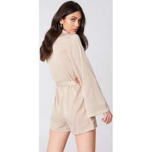 Hannalicious x NA-KD Satynowy kombinezon z dekoltem V - Beige. Kombinezony marki Hannalicious x NA-KD. W wyprzedaży za 48,58 zł.