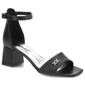 Czarne Sandały Karino Eleganckie Skórzane Buty. Czarne sandały Karino, bez wzorów, ze skóry, bez obcasa, na obcasie, bez zapięcia. Za 229,00 zł.