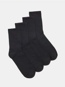 Prążkowane skarpetki 4 pack - czarny. Czarne skarpetki Sinsay, bez wzorów, prążkowane. Za 12,99 zł.