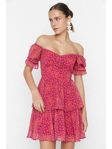 Trendyol Sukienka w kolorze różowym rozmiar: 42. Różowe sukienki Trendyol, bez wzorów, bez kołnierzyka, bez ramiączek, mini, rozkloszowane. Za 104,99 zł.