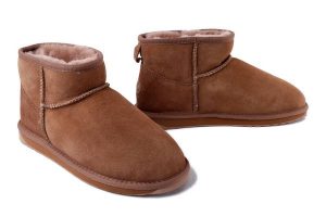 EMU AUSTRALIA W10937 Stinger Micro camel, botki damskie. Brązowe botki EMU Australia, na zimę, bez wzorów, ze skóry, bez obcasa, bez zapięcia. Za 535,91 zł.