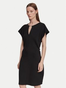 Guess Sukienka koktajlowa W6YK18 K4371 Czarny Regular Fit. Czarne kombinezony Guess, xxl, z aplikacjami, z syntetyku, wizytowe, bez kołnierzyka, bez ramiączek. Za 434,99 zł.