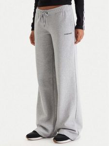 Guess Jeans Spodnie dresowe W6RB52 K68I4 Szary Regular Fit. Szare spodnie dresowe Guess Jeans, l, z aplikacjami, z bawełny. Za 299,99 zł.