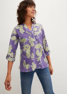 Bluzka tunikowa z nadrukiem. Niebieskie bluzki bonprix, bez wzorów, bez kołnierzyka, bez ramiączek. Za 54,99 zł.