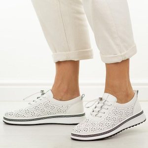 Białe ażurowane skórzane półbuty damskie Jezzi 18-24. Białe półbuty Jezzi, na jesień, bez wzorów, z jeansu, z okrągłym noskiem, bez obcasa, na płaskiej podeszwie, bez zapięcia. Za 239,00 zł.