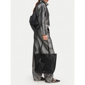 Torebka JENNY. Czarne shopper bag Jenny, bez wzorów, bez dodatków. Za 149,99 zł.