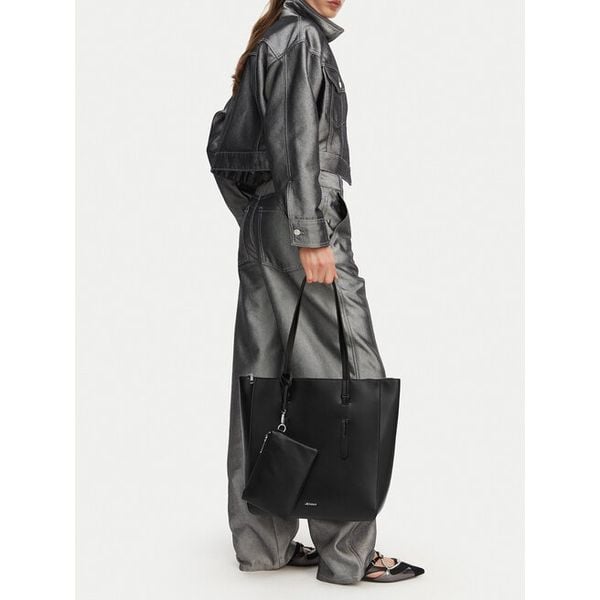 Torebka JENNY. Czarne shopper bag Jenny, bez wzorów, bez dodatków. Za 149,99 zł.