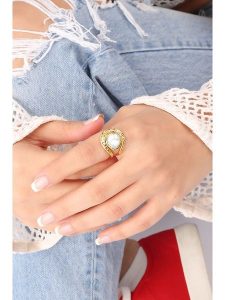 Pierres delicates Pozłacany pierścionek z masą perłową rozmiar: onesize. Białe pierścionki Pierres delicates, z perłą, pozłacane. Za 44,45 zł.