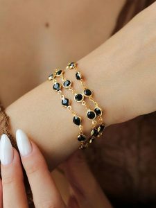 L'Atelier de Gaia Pozłacana bransoletka z elementami ozdobnymi rozmiar: onesize. Czarne bransoletki L'Atelier de Gaia, z kryształem, pozłacane. Za 91,99 zł.
