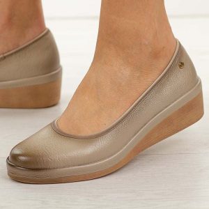 Beżowe skórzane półbuty damskie Vinceza 39987. Brązowe półbuty VINCEZA, na jesień, bez wzorów, z jeansu, z okrągłym noskiem, bez obcasa, na koturnie, bez zapięcia. Za 219,00 zł.