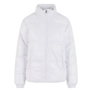 Kurtka puchowa krótka damska z recyklingu Urban Classics. Białe kurtki Urban Classics, bez wzorów, z materiału, bez kaptura. Za 337,50 zł.