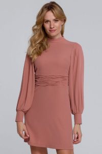 Elegancka sukienka z bufiastymi rękawami pudrowa trapezowa mini. Sukienki Sukienki.shop, s, bez wzorów, eleganckie, bez kołnierzyka, bez ramiączek, mini, trapezowe. W wyprzedaży za 223,00 zł.