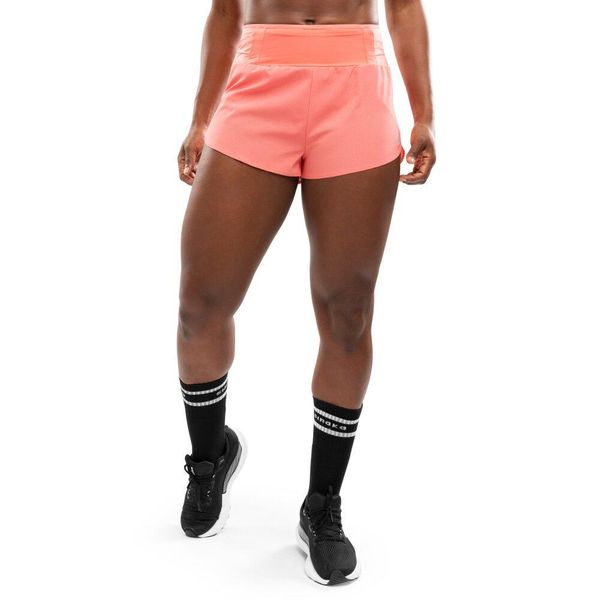 Damskie krótkie spodenki do biegania 2 w 1 Fitness Siroko Alloy Coral Pink. Czerwone szorty SIROKO, bez wzorów, z materiału. W wyprzedaży za 168,00 zł.