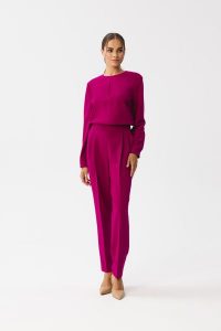 Śliwkowy Elegancki Kombinezon z Łezką w Dekolcie. Czarne kombinezony MOE, l, bez wzorów, z elastanu, eleganckie, bez kołnierzyka, bez ramiączek. Za 389,90 zł.