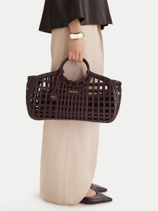 GINO ROSSI Torebka EO-LDA9109 Brązowy. Brązowe torebki klasyczne Gino Rossi, bez wzorów, z materiału, bez dodatków. Za 299,99 zł.