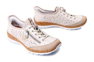 Rieker N42V3-60 beige, półbuty damskie. Brązowe półbuty Rieker, na lato, bez wzorów, bez obcasa, bez zapięcia. Za 369,90 zł.