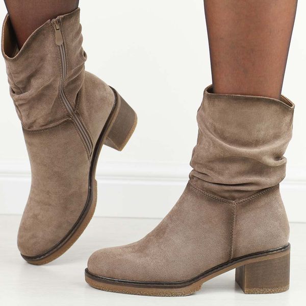 Beżowe botki damskie na obcasie Potocki 51303. Brązowe botki POTOCKI, na jesień, bez wzorów, z materiału, z okrągłym noskiem, bez obcasa, na obcasie, bez zapięcia. Za 219,00 zł.