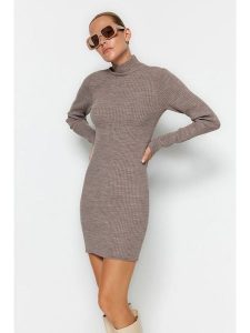 Trendyol Sukienka dzianinowa w kolorze brązowym rozmiar: S. Brązowe sukienki Trendyol, s, bez wzorów, z dzianiny, bez kołnierzyka, bez ramiączek, maxi. Za 56,53 zł.