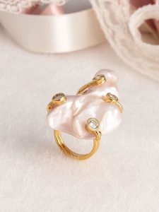 Pierres delicates Pozłacany pierścionek z masą perłową i cyrkoniami rozmiar: onesize. Białe pierścionki Pierres delicates, z cyrkonią, pozłacane. Za 43,99 zł.