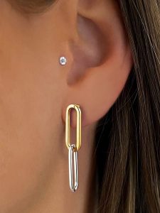 Les Favorites Pozłacane kolczyki-wkrętki rozmiar: onesize. Szare kolczyki Les Favorites, pozłacane. Za 165,99 zł.