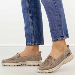 Dk. Beżowe ażurowe skórzane półbuty damskie Jezzi 9802. Brązowe półbuty Jezzi, na lato, w ażurowe wzory, z jeansu, bez obcasa, na płaskiej podeszwie, bez zapięcia. Za 189,00 zł.