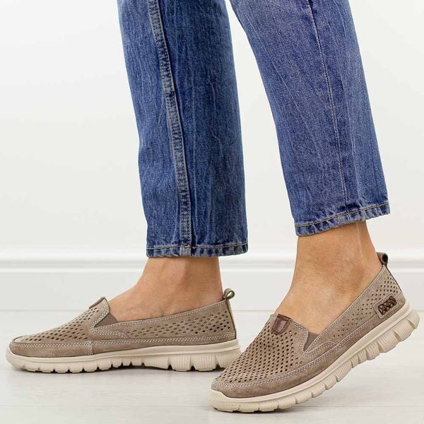 Dk. Beżowe ażurowe skórzane półbuty damskie Jezzi 9802. Brązowe półbuty Jezzi, na lato, w ażurowe wzory, z jeansu, bez obcasa, na płaskiej podeszwie, bez zapięcia. Za 189,00 zł.