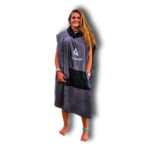 Surf poncho w kolorze szarym z kapturem i kieszenią kangurką. Czarne szlafroki GUNSAILS, uniwersalny, bez wzorów, z kapturem. Za 219,00 zł.