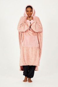 Sofa Poncho dla dorosłych - przytulna i ciepła - pudrowy róż. Czerwone szlafroki AFTER ESSENTIALS, s, bez wzorów, z materiału, z kapturem. Za 186,00 zł.