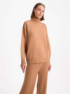 BGN Sweter w kolorze jasnobrązowym rozmiar: 38. Brązowe swetry oversize BGN, bez wzorów, ze splotem, bez ramiączek. Za 105,38 zł.