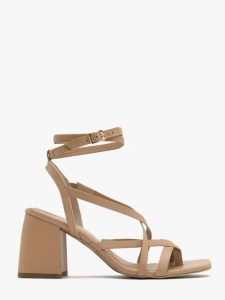 Beżowe sandały typu japonki na masywnym obcasie. Brązowe klapki Ryłko, bez wzorów, z gumy, bez obcasa, na słupku. W wyprzedaży za 199,99 zł.