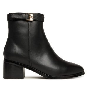 Botki Tommy Hilfiger. Czarne botki TOMMY HILFIGER, bez wzorów, bez obcasa, na słupku, bez zapięcia. Za 599,99 zł.