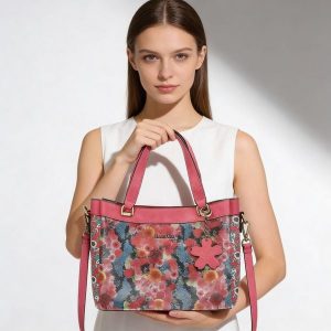 Torebka damska Laura Vita, z materiału syntetycznego z dekoracyjnym nadrukiem kwiatowym krótkie uchwyty do noszenia w dłoni regulowany pasek na ramię. Czerwone listonoszki LAURA VITA, bez wzorów, z materiału, na ramię, z nadrukiem, bez dodatków. Za 319,00 zł.