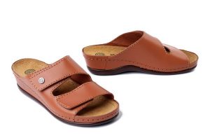 DR. BRINKMANN 700617-21 cognac, klapki damskie. Brązowe klapki Dr. Brinkmann, bez wzorów, ze skóry, bez obcasa. Za 203,92 zł.
