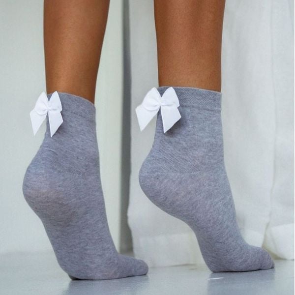Skarpetki damskie z kokardą rypsową 742 GR/WT. Skarpetki Milena, bez wzorów, z bawełny. Za 15,00 zł.