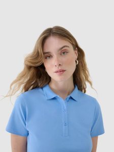 4F Koszulka polo slim damska - granatowa XS. Niebieskie bluzki 4f, xs, bez wzorów, z bawełny, klasyczne, bez kołnierzyka, bez ramiączek. Za 89,99 zł.