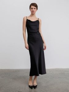 BGN Sukienka w kolorze czarnym rozmiar: 38. Czarne sukienki BGN, na imprezę, bez wzorów, bez kołnierzyka, bez ramiączek, maxi. Za 130,99 zł.