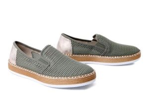 RIEKER L7873-52 green, półbuty damskie. Zielone półbuty Rieker, na lato, bez wzorów, bez obcasa, bez zapięcia. Za 319,90 zł.