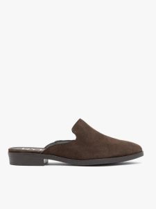 Ciemnobrązowe klapki mule ze skóry welurowej. Brązowe klapki Ryłko, bez wzorów, ze skóry, z okrągłym noskiem, bez obcasa, na obcasie. Za 299,99 zł.