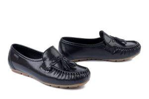 SOLO 018W czarny napl., półbuty damskie. Czarne półbuty Solo, bez wzorów, ze skóry, bez obcasa, bez zapięcia. Za 264,90 zł.