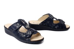 DR. BRINKMANN 701079-05 blau, klapki damskie. Niebieskie klapki Dr. Brinkmann, bez wzorów, ze skóry, bez obcasa. Za 314,41 zł.